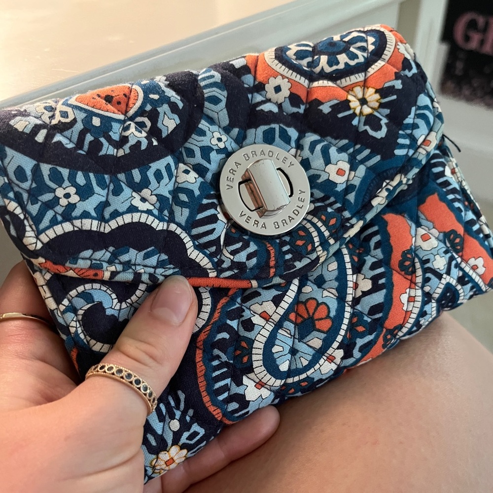 Brand new looking Vera Bradley hand-held clutch bag!!
